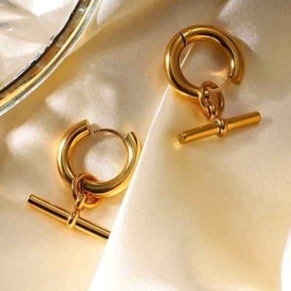 NEW! 18K Gold Plated Trendy Minimalist Bar Charms Huggie Hoop Earrings - Picture 5 of 5